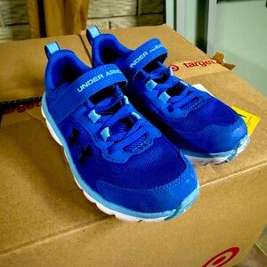 Boys under Armour Velcro shoes like new